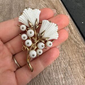 Crown Trifari Philippe Beau Belles Milk Glass Double FLOWER BROOCH 1953 Trifari